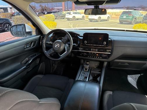 2023 Nissan Pathfinder SV