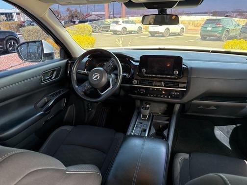 2023 Nissan Pathfinder SV