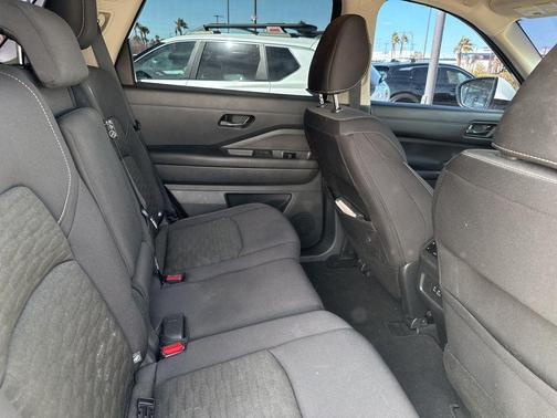 2023 Nissan Pathfinder SV