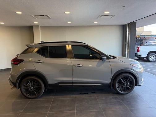 2022 Nissan Kicks SR