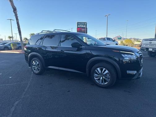 2025 Nissan Pathfinder SL