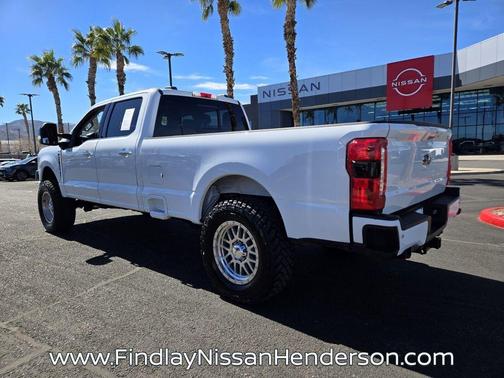 Oxford White 2023 Ford F-250 Lariat