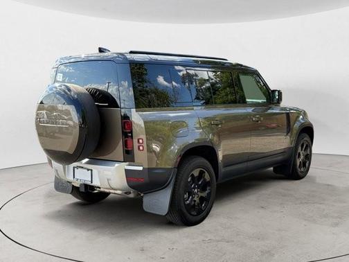 2025 Land Rover Defender 110 P300