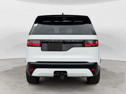 Fuji White 2026 Land Rover Discovery Dynamic SE