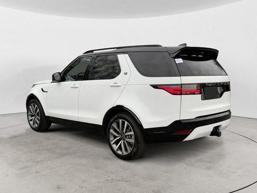 Fuji White 2026 Land Rover Discovery Dynamic SE