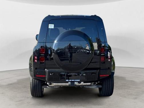 2025 Land Rover Defender 110 P400 X-Dynamic SE