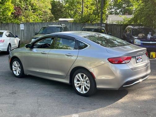 Photo 5 of 32 of 2015 Chrysler 200 Limited
