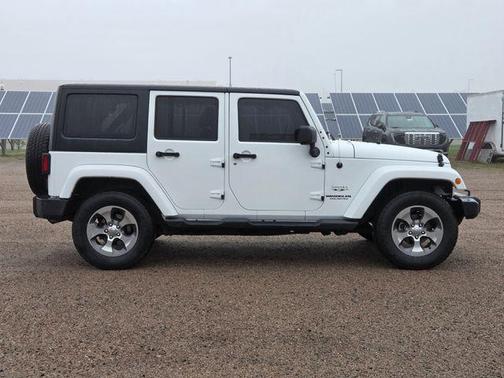 Bright White Clearcoat 2017 Jeep Wrangler Unlimited Sahara