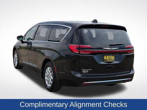 Brilliant Black Crystal Pearlcoat 2023 Chrysler Pacifica Touring L