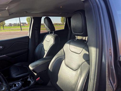 Granite Crystal Metallic Clearcoat 2019 Jeep Cherokee Limited