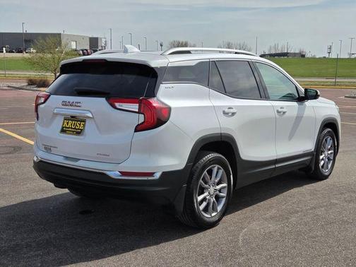 White Frost Tricoat 2022 GMC Terrain SLT