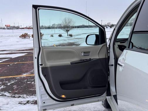 2016 Toyota Sienna XLE