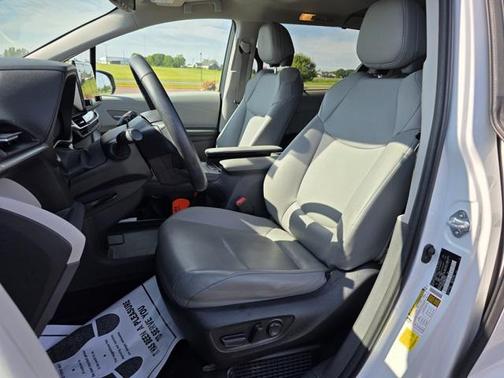 2022 Toyota Sienna XLE 8 Passenger