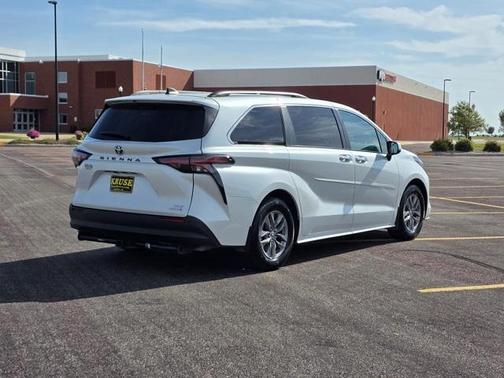 2022 Toyota Sienna XLE 8 Passenger