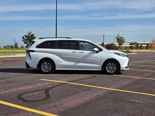 2022 Toyota Sienna XLE 8 Passenger