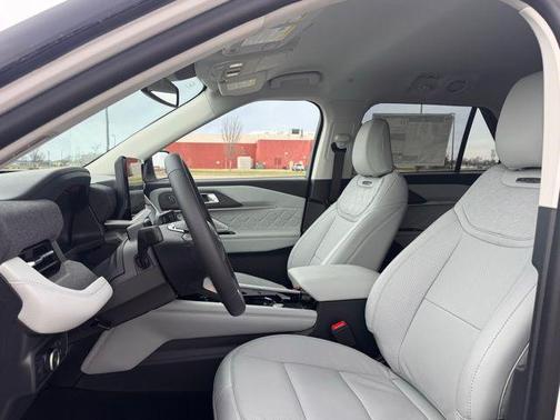 Star White Metallic Tri-Coat 2026 Ford Explorer Platinum