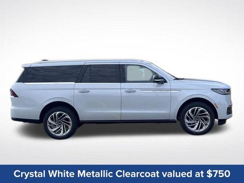 Crystal White Metallic Clearcoat 2025 Lincoln Navigator Reserve
