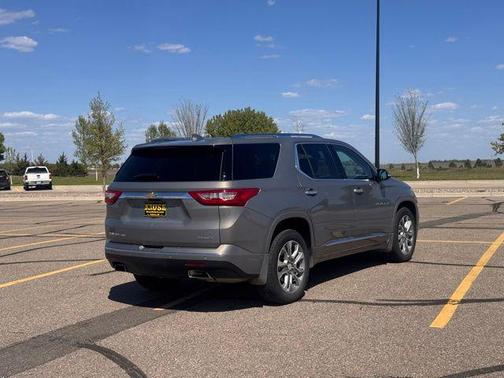 Pepperdust Metallic 2019 Chevrolet Traverse Premier
