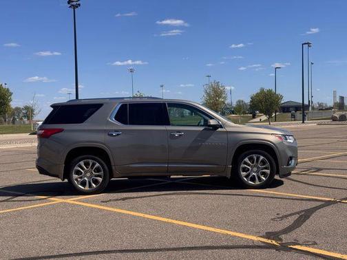 Pepperdust Metallic 2019 Chevrolet Traverse Premier
