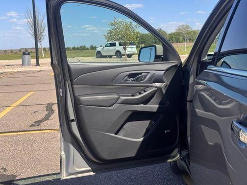Pepperdust Metallic 2019 Chevrolet Traverse Premier