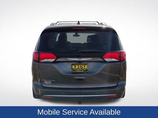 Granite Crystal Metallic Clearcoat 2018 Chrysler Pacifica Touring-L