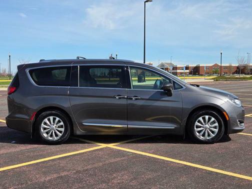 Granite Crystal Metallic Clearcoat 2018 Chrysler Pacifica Touring-L