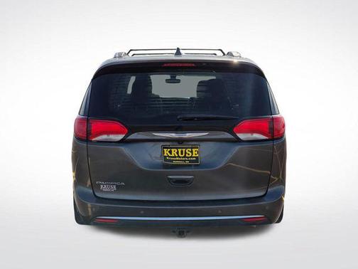 Granite Crystal Metallic Clearcoat 2018 Chrysler Pacifica Touring-L