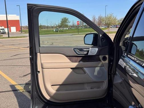 Starlight Gray Premium Colorant 2022 Lincoln Navigator Reserve