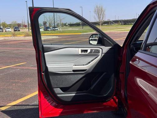 Rapid Red Metallic Tinted Clearcoat 2023 Ford Explorer XLT