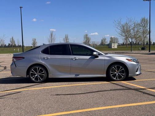 Celestial Silver Metallic 2019 Toyota Camry SE