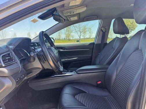 Celestial Silver Metallic 2019 Toyota Camry SE