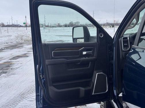 2024 RAM 3500 Laramie Crew Cab 4x4 8' Box