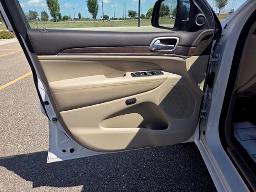 Whiteblack 2014 Jeep Grand Cherokee Overland