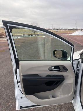 Bright White Clearcoat 2024 Chrysler Pacifica Touring L