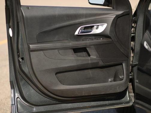 Photo 4 of 28 of 2017 Chevrolet Equinox LT