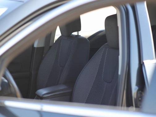 Photo 5 of 28 of 2017 Chevrolet Equinox LT
