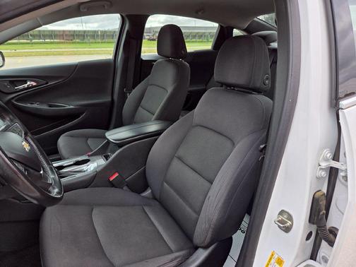 Summit White 2017 Chevrolet Malibu 1LT
