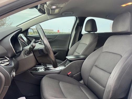 Summit White 2017 Chevrolet Malibu 1LT