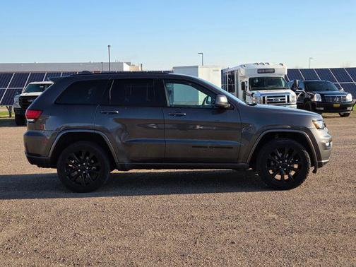 Granite Crystal Metallic Clearcoat 2017 Jeep Grand Cherokee Altitude