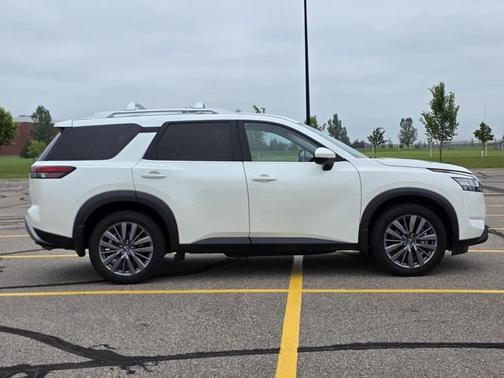 2022 Nissan Pathfinder SL 4WD