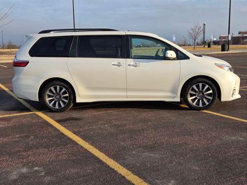 2019 Toyota Sienna SE