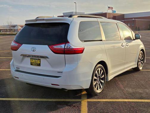 2019 Toyota Sienna SE