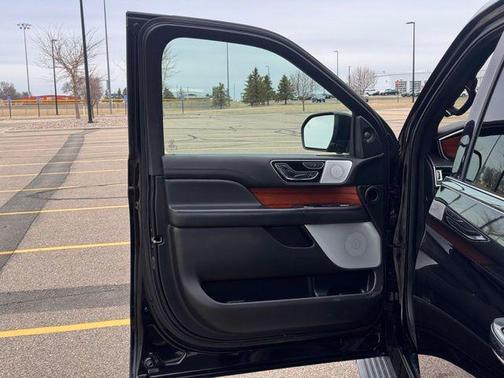 Infinite Black Metallic 2019 Lincoln Navigator L Reserve