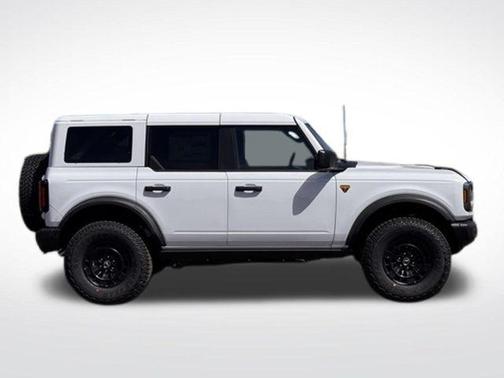 Oxford White 2026 Ford Bronco Badlands