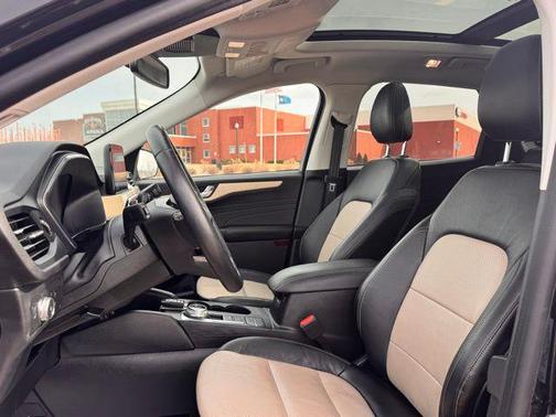 2022 Ford Escape Titanium