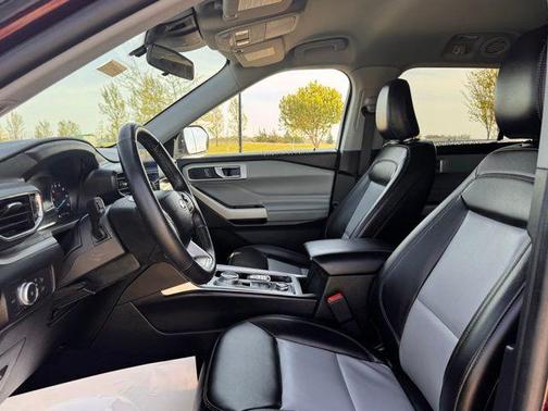 Burgundy 2022 Ford Explorer XLT