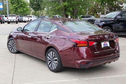 Garnet Pearl 2025 Nissan Altima SV