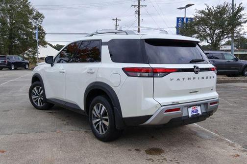 2024 Nissan Pathfinder SL