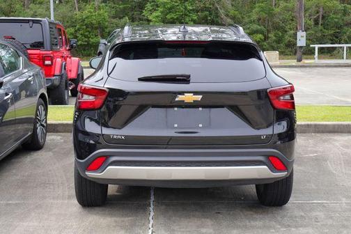 Mosaic Black Metallic 2025 Chevrolet Trax LT