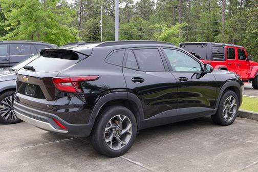 Mosaic Black Metallic 2025 Chevrolet Trax LT